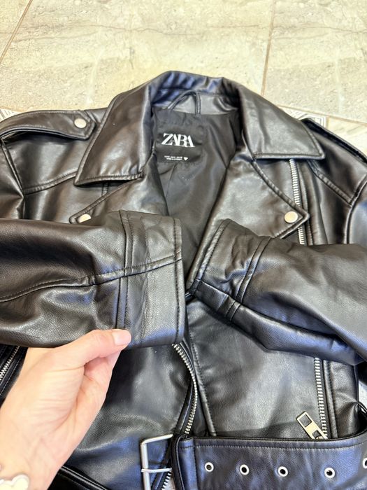 Куртка косуха від Zara чорного кольору.майже нова,без
