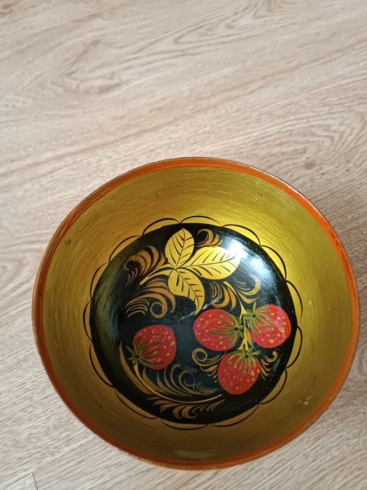 Miska drewniana w truskawki