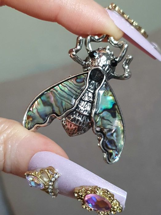 Broche / pregadeira / alfinete ou pendente borboleta traça, com concha