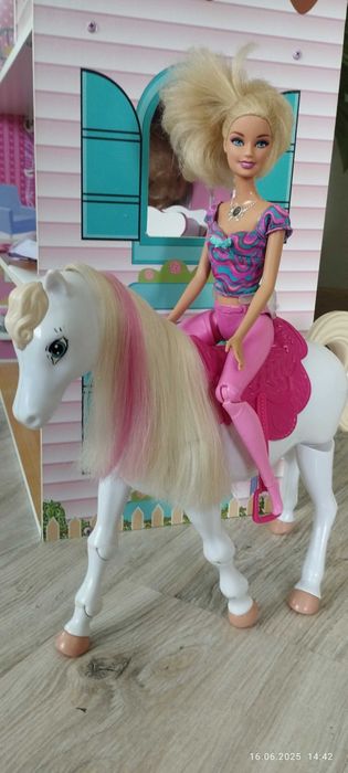 Drewniany domek dla lalek i Barbie z akcesoriami