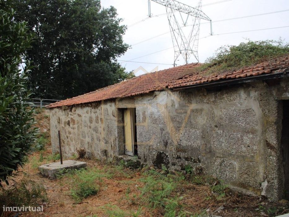 Moradia T4 para Restauro Total em Lordelo, Guimarães