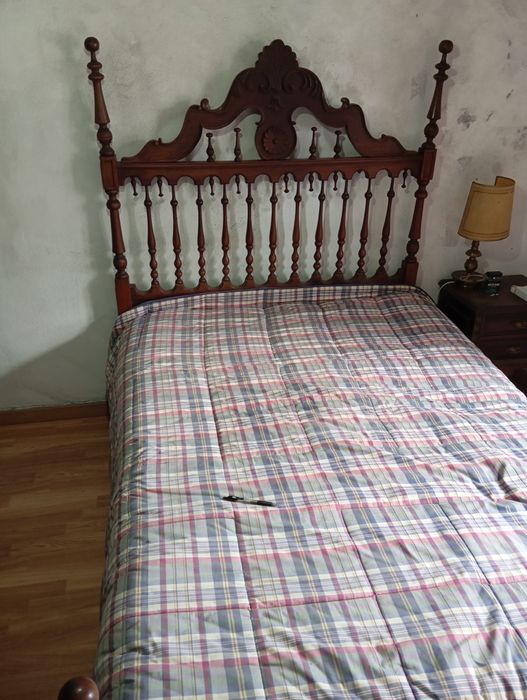 Móveis antigos (Cama  escrivaninha)