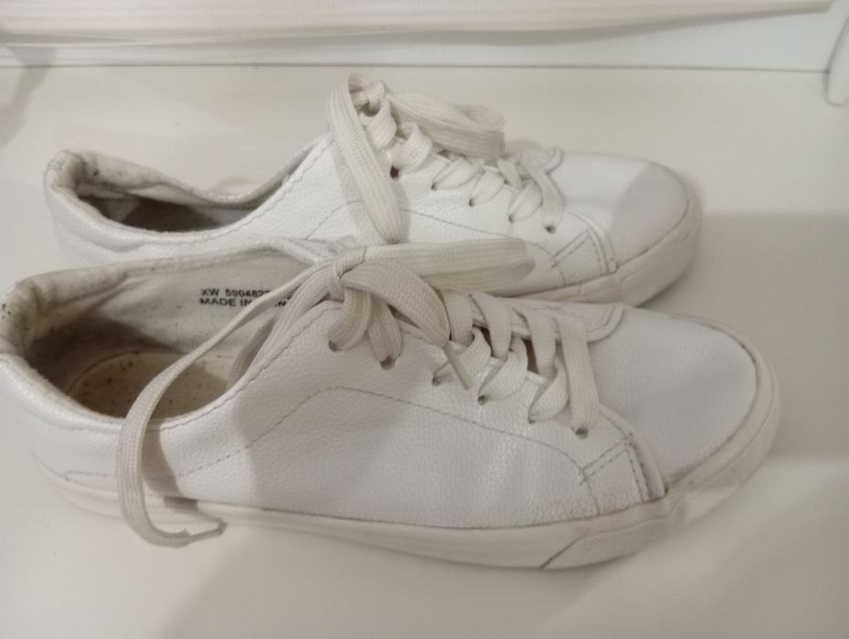 Жіночі кросівки.