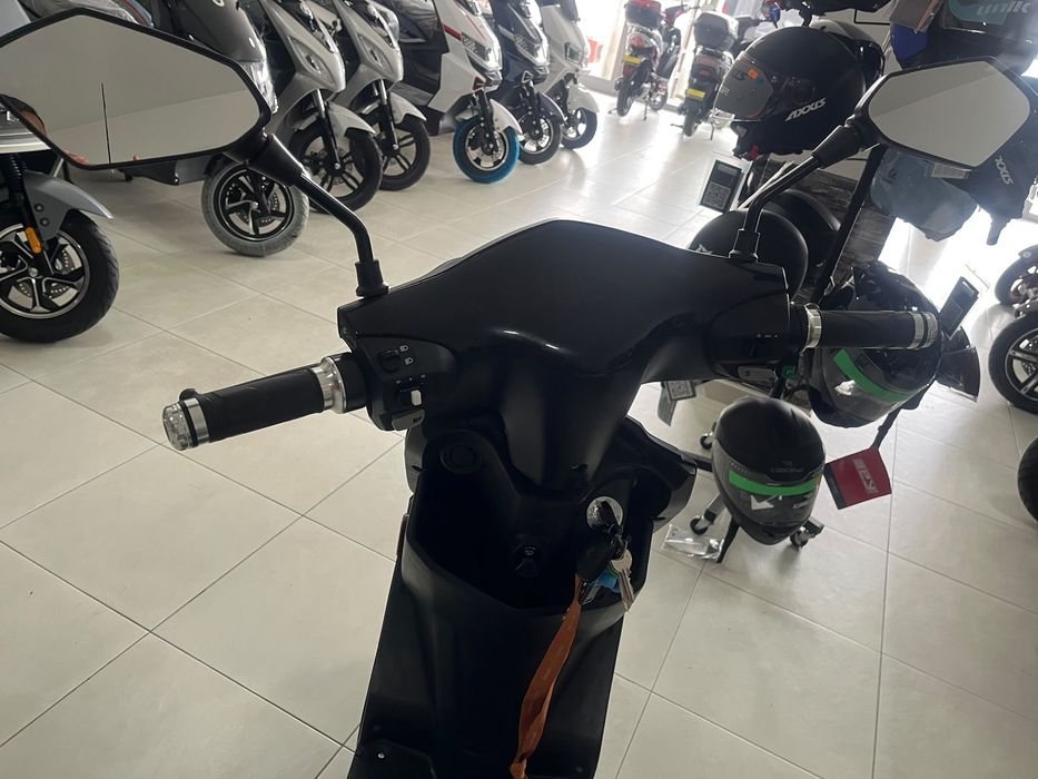 Vende-se Moto Elétrica  900€ Velocidade 45 Km Pombal - Leiria Excelente estado  Revisão feita dia 05/09/2026