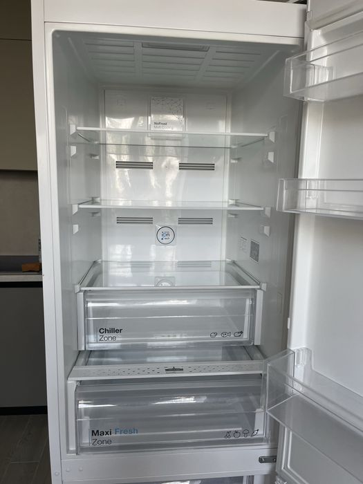 Холодильник з морозильною камерою Vestfrost CNF 186 ZW