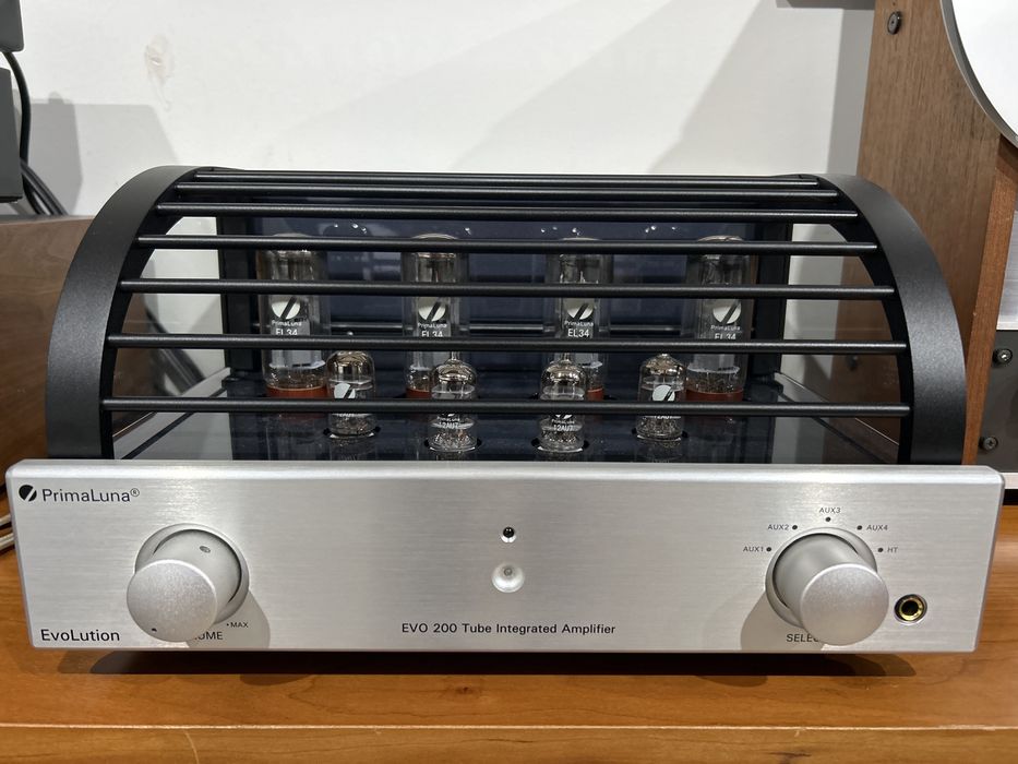 Amplificador a válvulas Primaluna evo 200 com entrada phono.