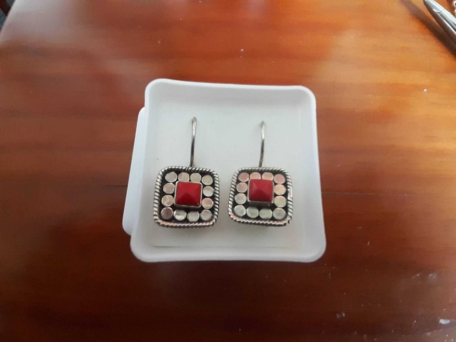 Brincos em prata contrastada, com pedra semipreciosa, NOVOS