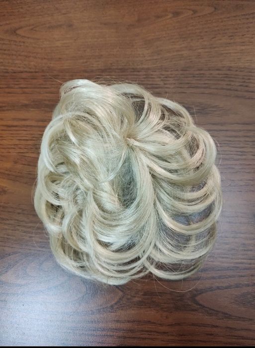 Продам отличные шиньоны из искусственных  волос(блонд)