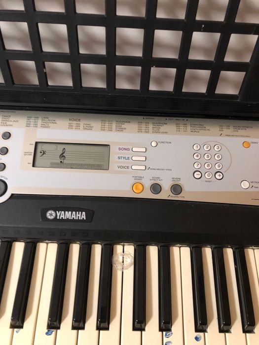 Piano yamaha com suporte