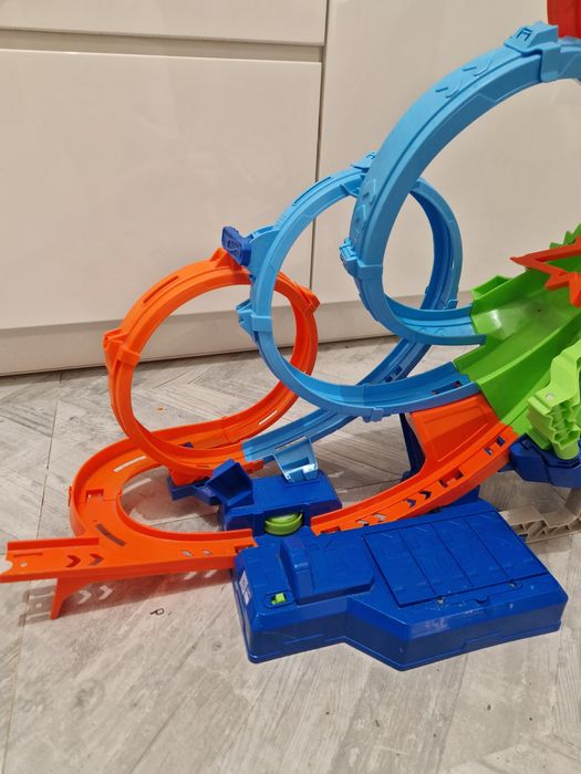 Tor Hot Wheels poczwórna pętla kraks