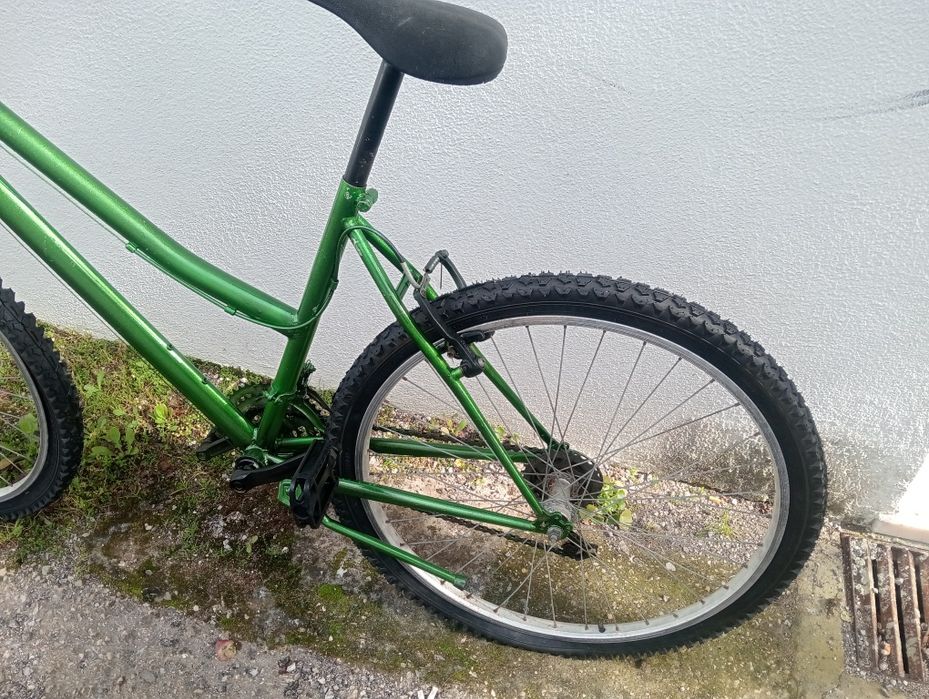 Bicicleta verde brilhante