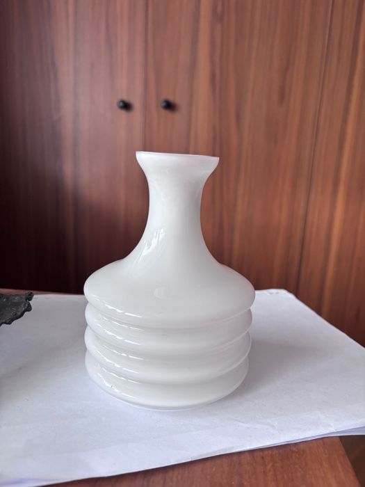 Biały wazon - kręgi retro prl