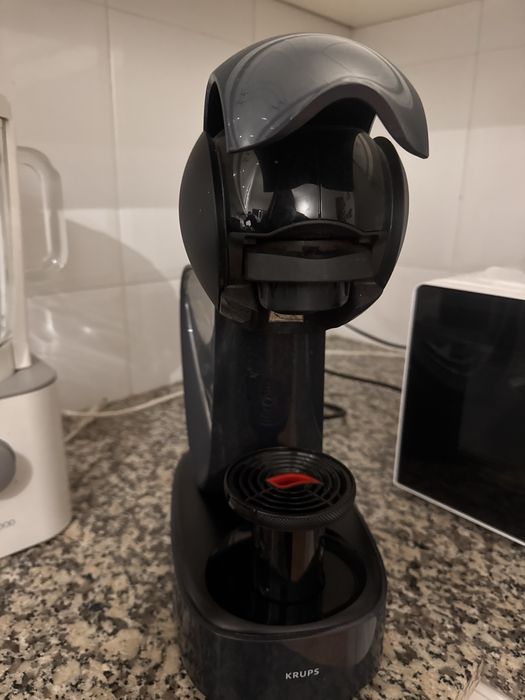 Maquina cafe Dolce Gusto nova