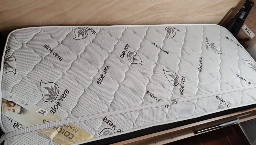 Cama de parede mais móvel de cima