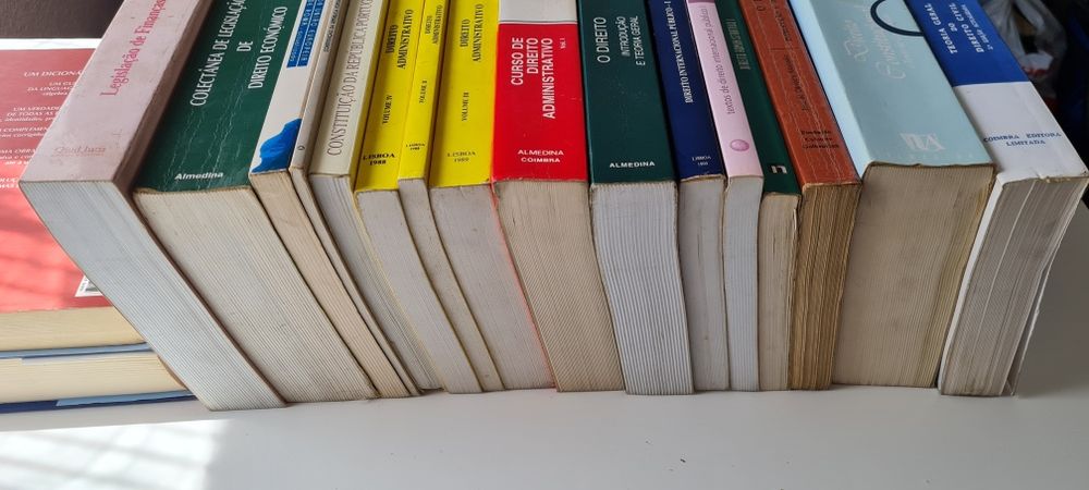 Vários livros de direito