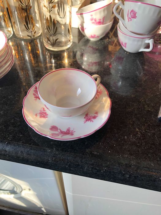 chavena e pires rosa e branca para cafe antiga