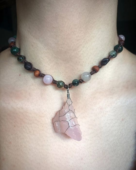 Naszyjnik leśnych duchów z kwarcem różowym