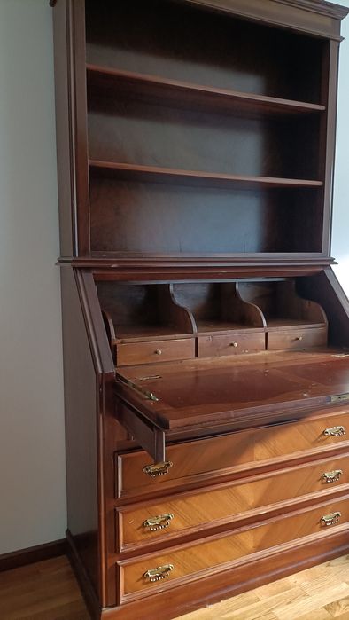 Comoda/secretaria com estante, em mogno.