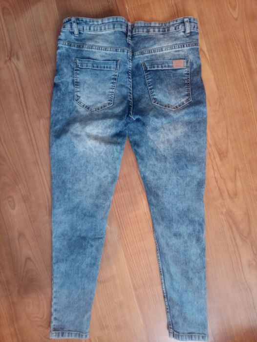 Jeansy z wysoki. Stanem cropp L