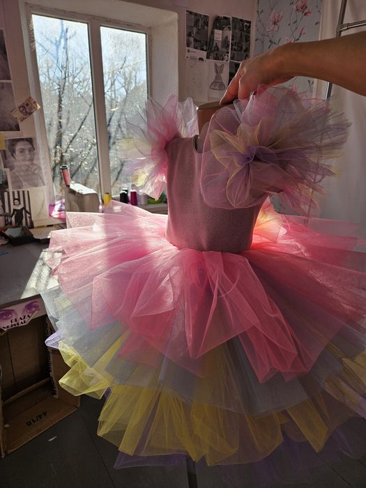 Сукня радуга на свято весни різнокольорова пишна блискуча поні весна