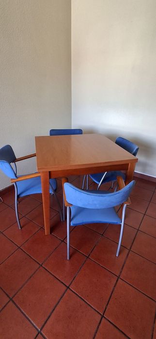 Mesa jantar madeira extensível com 4 cadeiras veludo azul