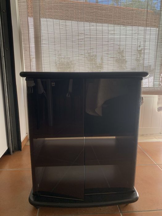 Movel preto com portas de vidro