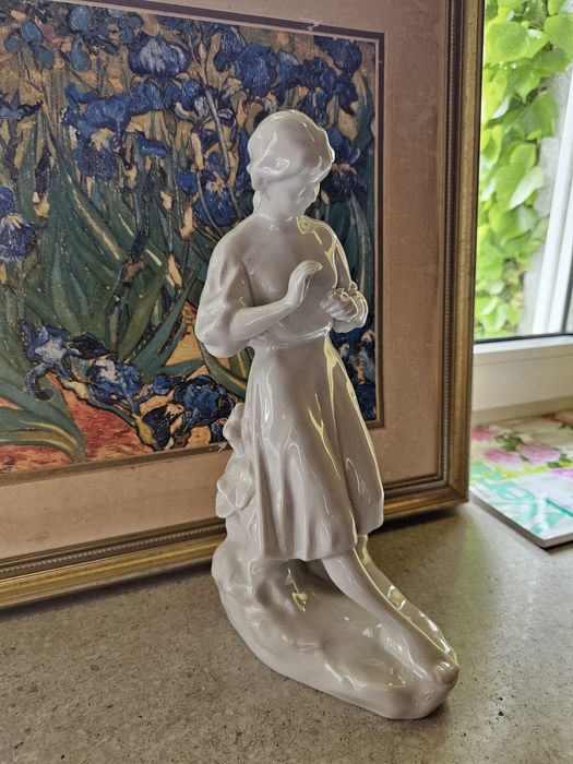 Biała porcelanowa  figurka 30cm  Kobieta  1980r