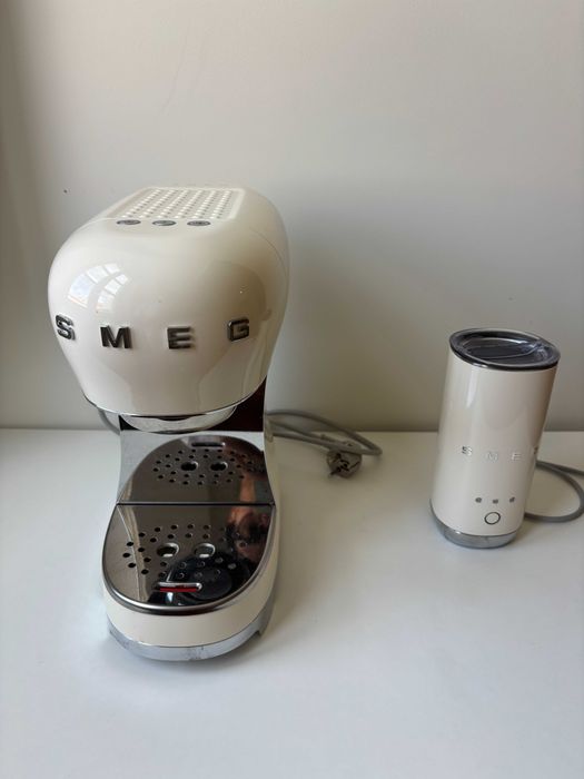 Máquina de café SMEG e o seu batedor de leite