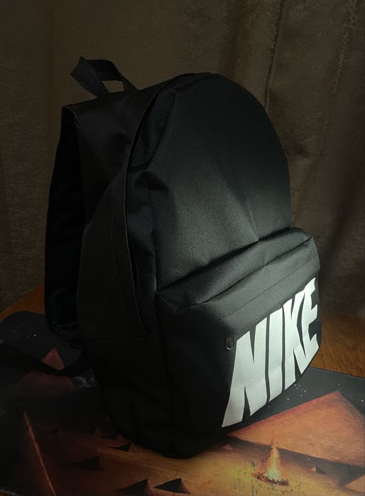 Чорний рюкзак Nike