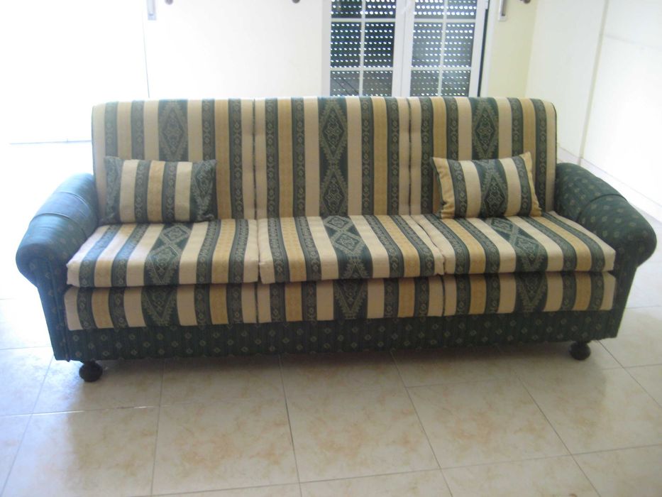 Sofá vintage com almofadas e cortinados iguais