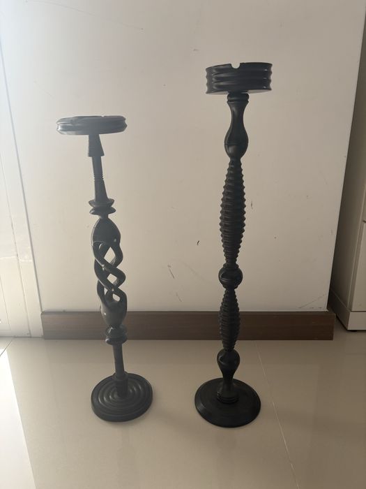 Cinzeiros em pau preto de pé alto