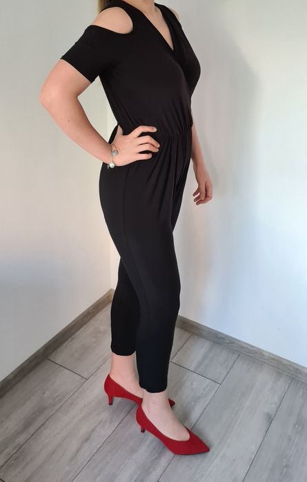 Czarny klasyczny elegancki kombinezon na każdą okazję