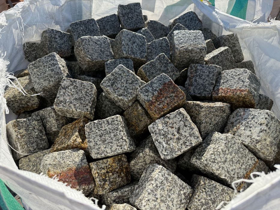 Kostka granitowa cięto-łupana płomieniowana 8/11 szaro-ruda