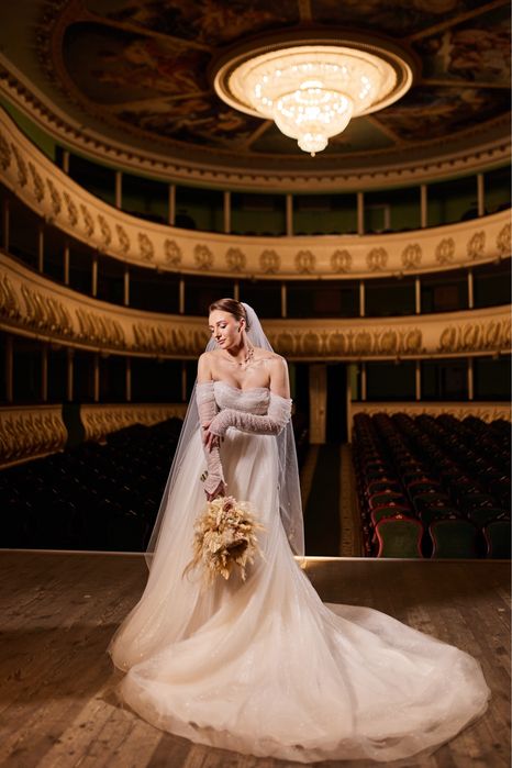 Весільна корсетна сукня зі знімними рукавчиками та шлейфом