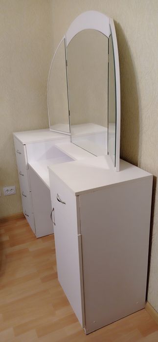 Трюмо для спальні в гарному стані