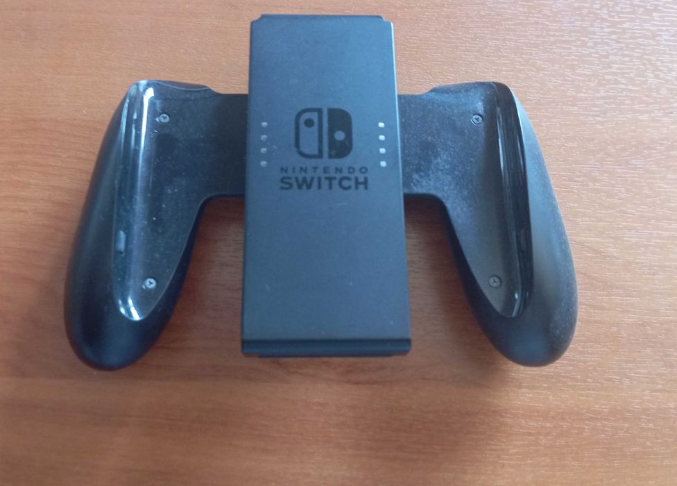 Nintendo Switch com capa e jogos