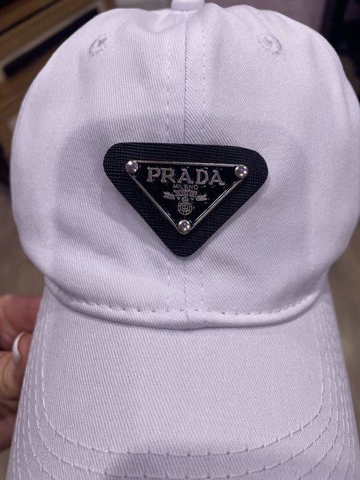 Біла котонова кепка Prada