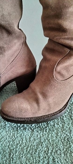 Botas de cano alto em bom estado