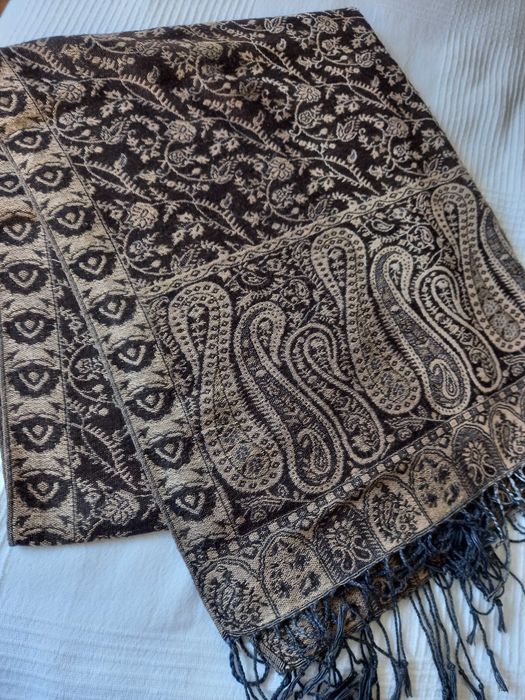 Écharpe castanha com motivos (Portes incluídos)