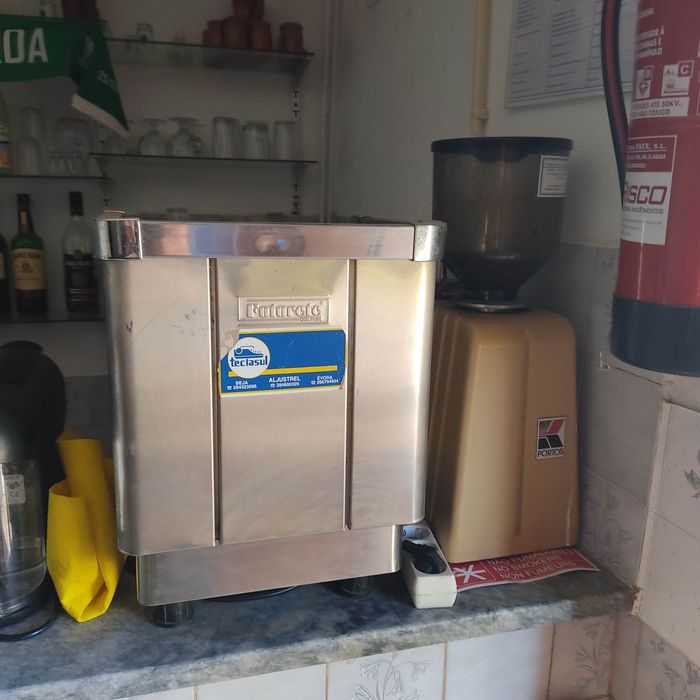 Conjunto máquina de café e moinho antigo