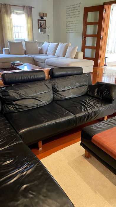 Sofá de pele preto + mesa de centro