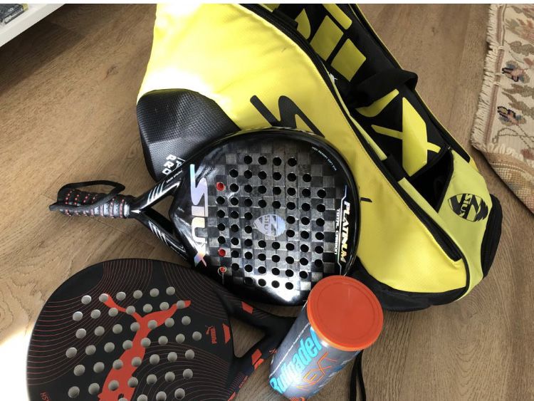 Mochila padel, raquetes e bola