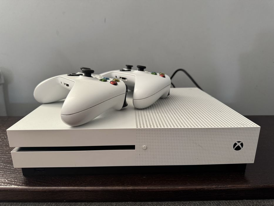 Xbox One S 1 TB + кермо+педалі