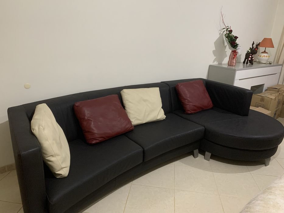 Sofá preto em pele.