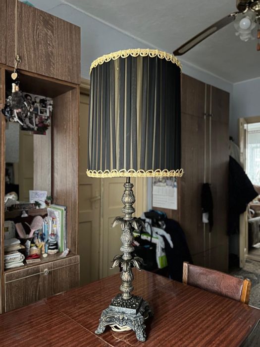 Антикварная мраморная лампа с черным плиссированным абажуром.