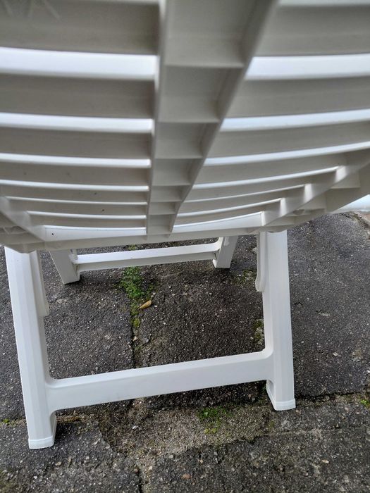 Espreguiçadeira Dobrável em plástico branca