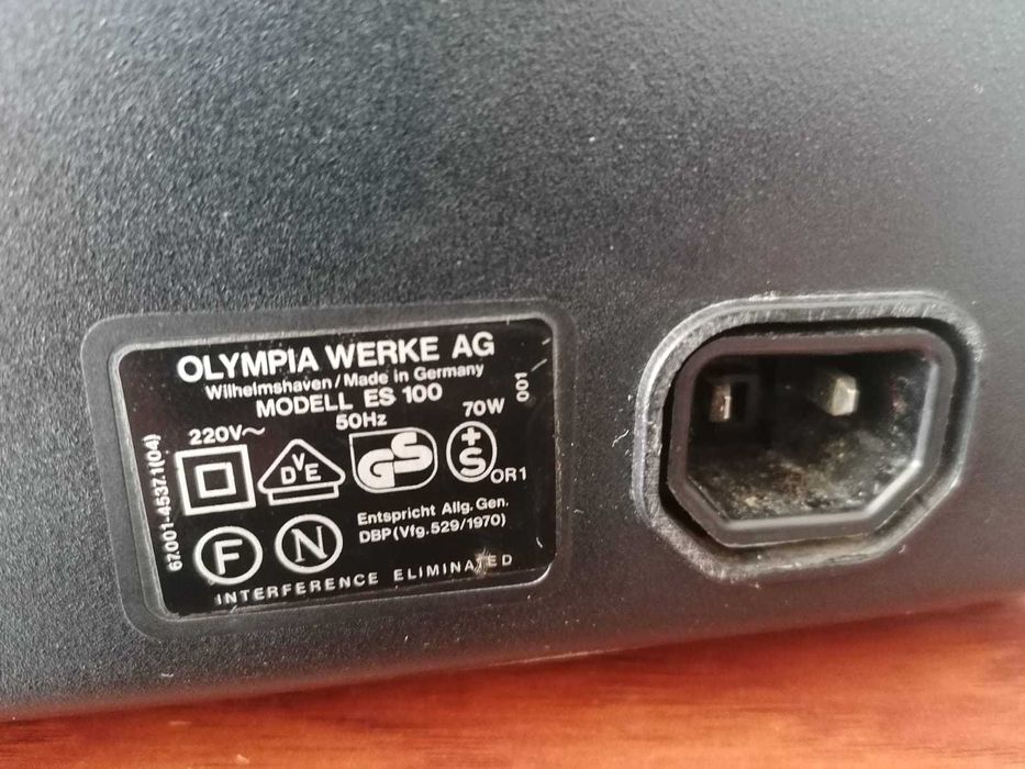 Máquina de escrever elétrica antiga Olympia ES100 a funcionar