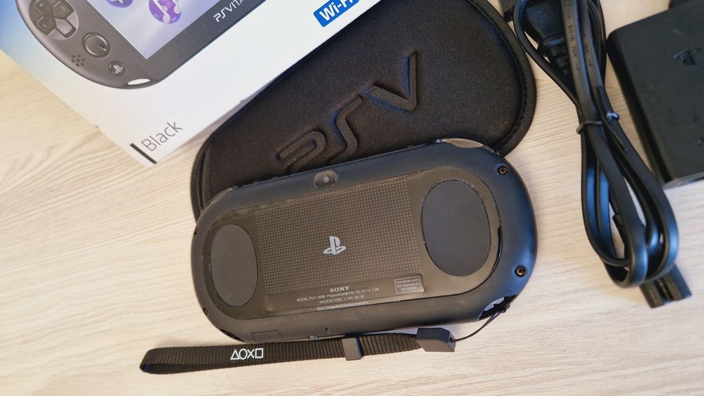 Отличная!Sony Ps Vita Slim 64гиг 68игр +чехол!!