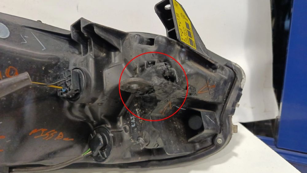 Ótica / farol esquerda NISSAN Micra V (K14)