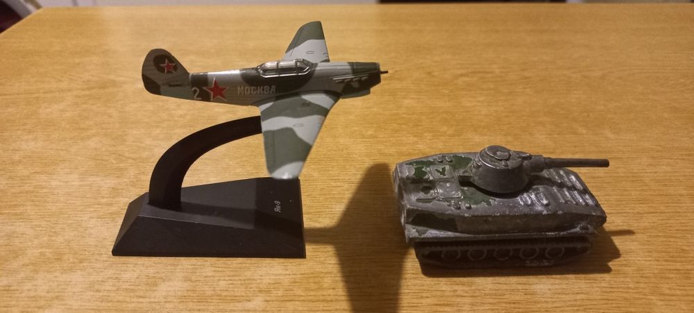 Модель БТР ВИЗ,  та винищувач ЯК-9, металеві, гарний стан.